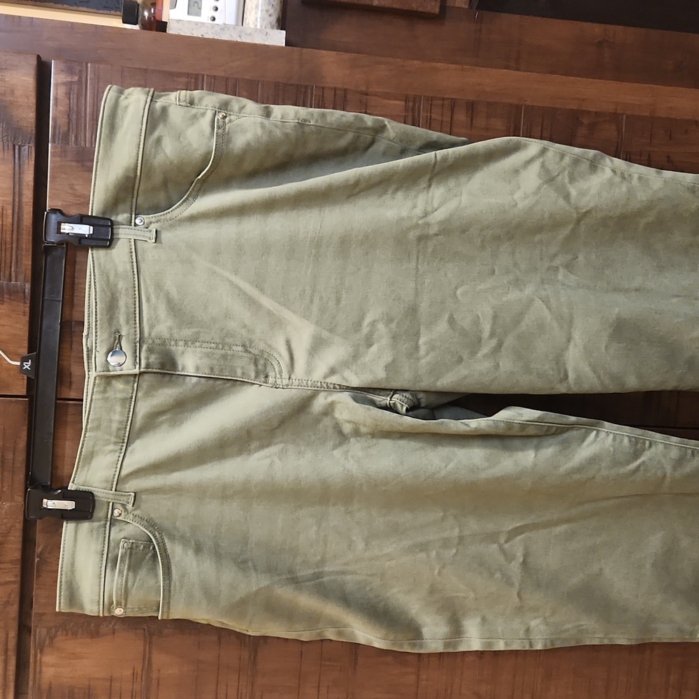 Chicos size 3.5 (18) Slim Boyfriend Ankle pants in Fatigue NWT smoke free home